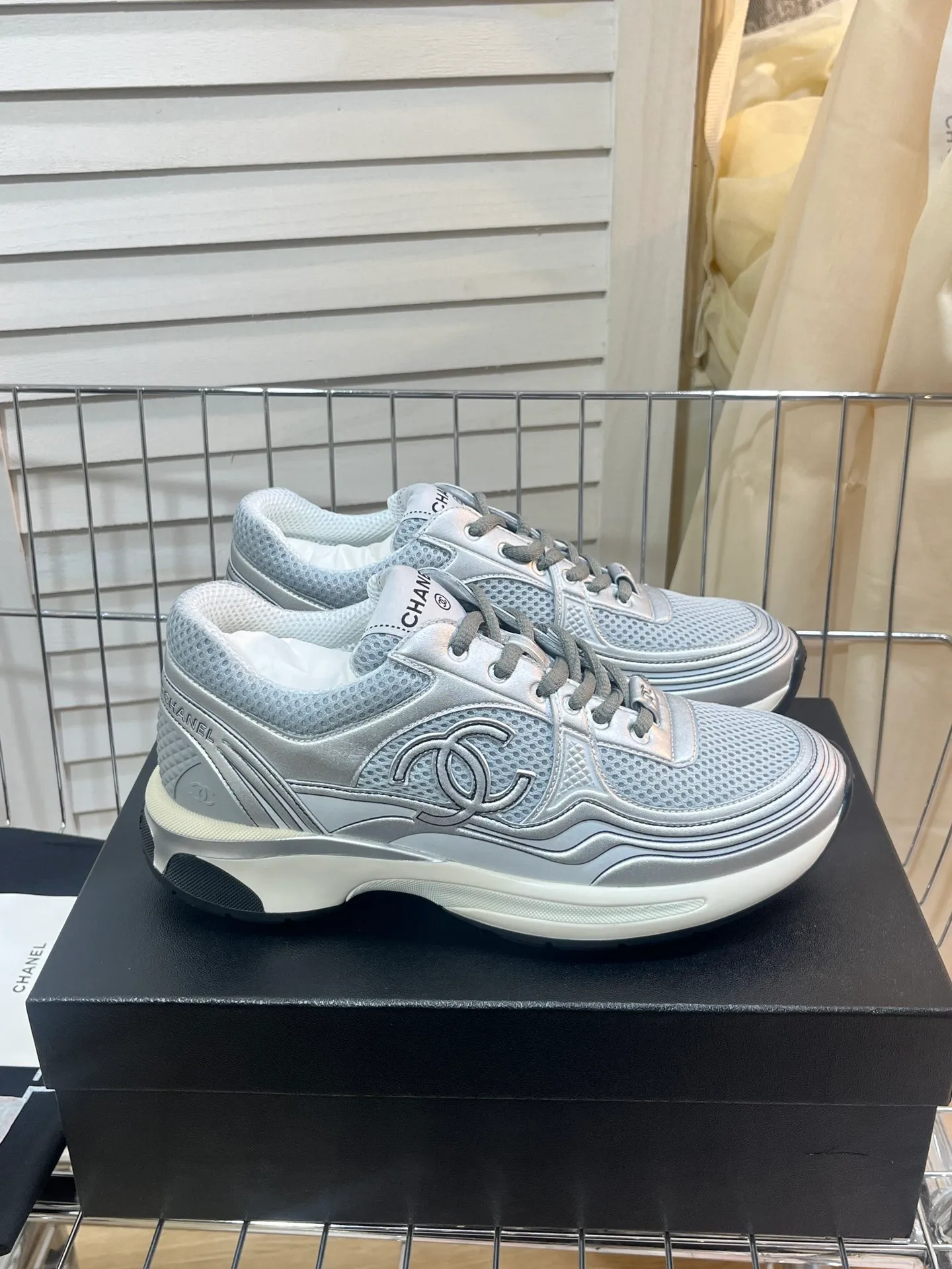 👟👟Ex-factory price 640👟👟 Men +10chanel Chanel 2023 early spring vacation series latest casual sports shoes silver white, gold white, silver gray, black and red! Incomparably beautiful and easy to wear, very light, the lining is also super soft, super comfortable, the upper is breathable, the color is high-end and durable, versatile. Upper: cowhide and cloth stitching. Lining: breathable mesh. Original foam combination outsole. Size: 35-45.